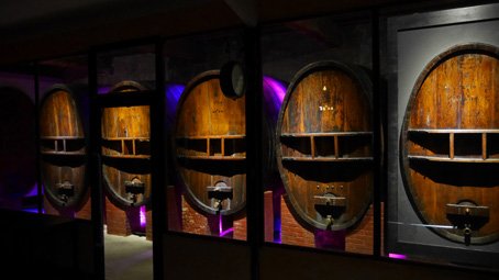Maison Guinot à Limoux les fûts bien allignés où repose le vin