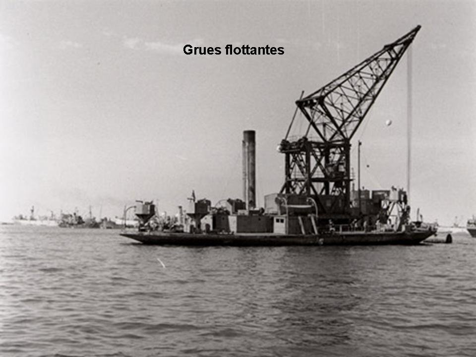 Grues flottantes servant à la construction du port flottant d'Arromanches
