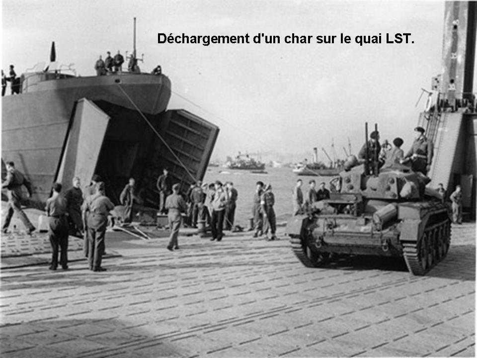 Déchargement d'un char sur le port artificiel d'Arromanches