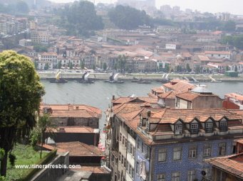 Vue sur le fleuve Douro et les rabelots (petits bateaux servants à transporter le vin de porto)